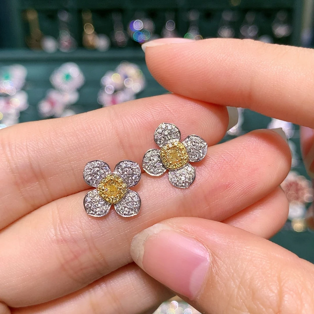 【闪购商品】钻石耳饰18K金镶嵌耳钉