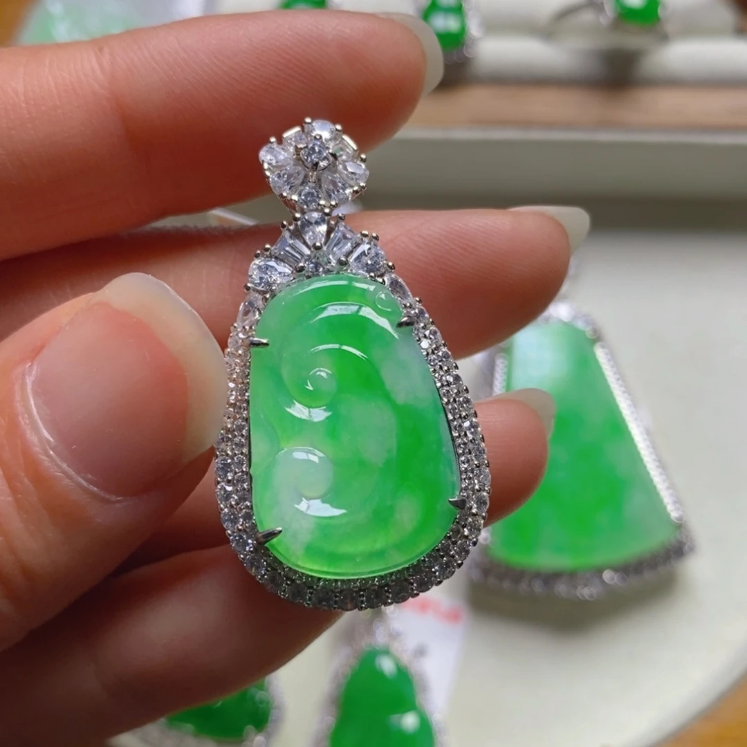 翡翠颈饰银S925镶嵌如意吊坠