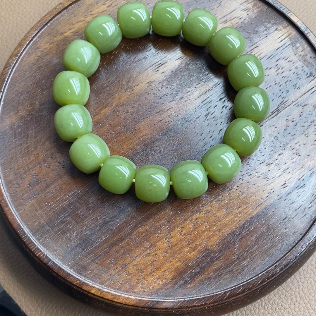 未镶嵌岫岩老玉（透闪石质玉）挂件侯**上