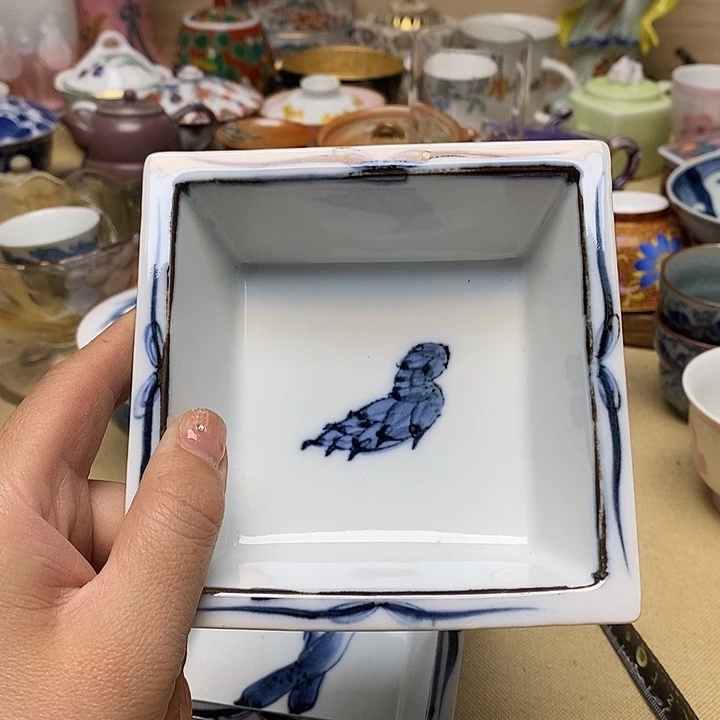 紫砂茶宠杯子和一大盒水果都在这里