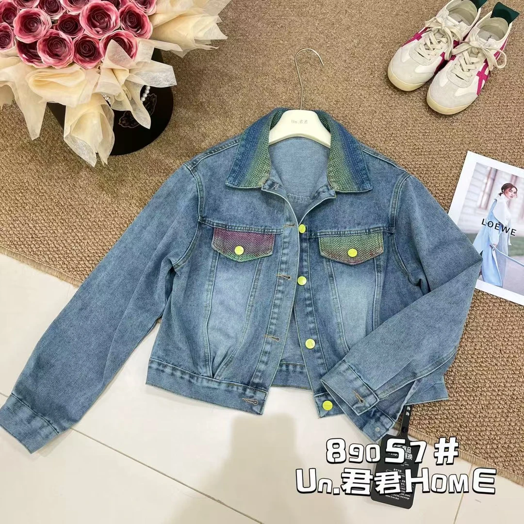 君君家【拼色领】89057时尚翻领拼色彩扣牛仔外套