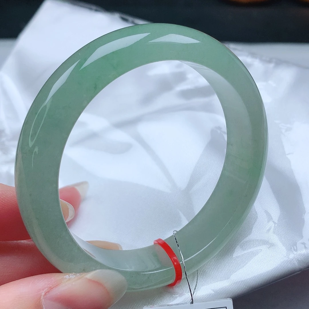 翡翠手镯未镶嵌56圈