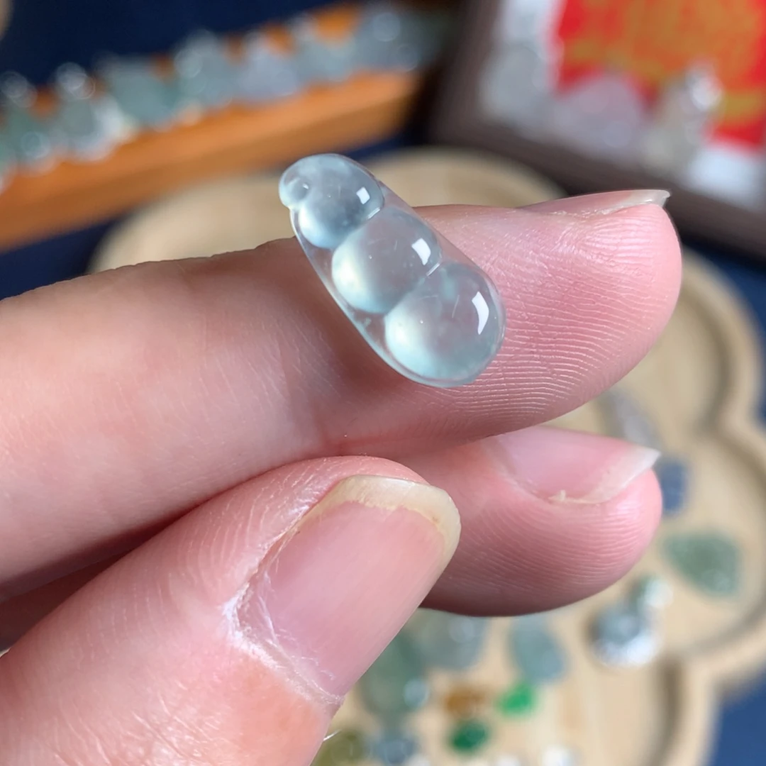 翡翠未镶嵌颈饰豆子