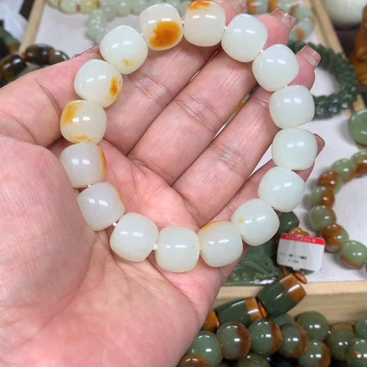 和田玉未镶嵌珠宝奇石在*上