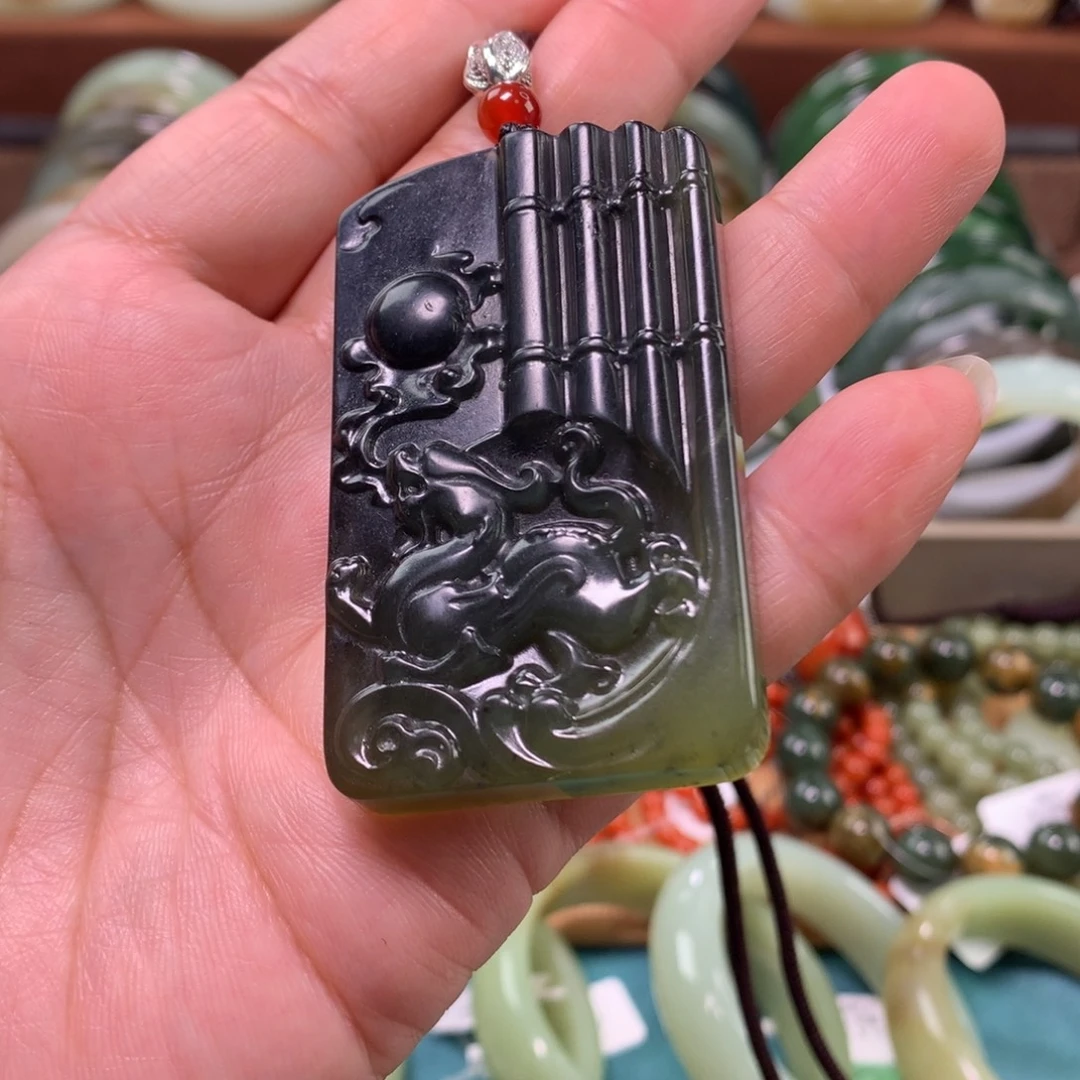未镶嵌岫玉颈饰吊坠