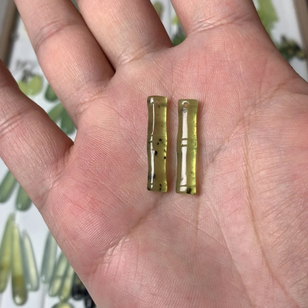 蛇纹石玉耳环未镶嵌