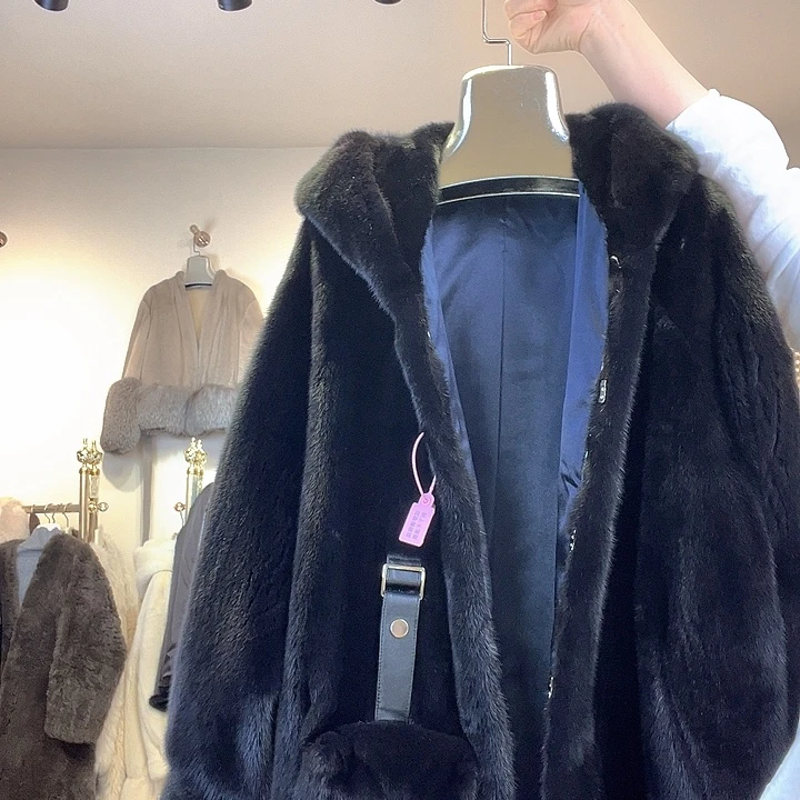 皮草大衣搭配黑色