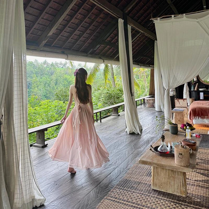 洋气法式海边度假粉色雪纺V领花朵挂脖连衣裙女纯欲性感露背沙滩