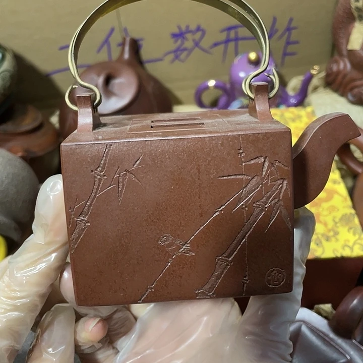 紫砂茶壶原矿泥料手工制作的一把紫砂壶。
