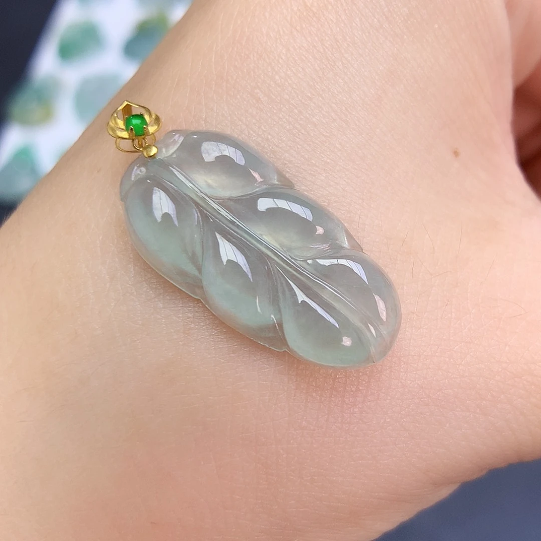 翡翠18K金镶嵌颈饰叶子