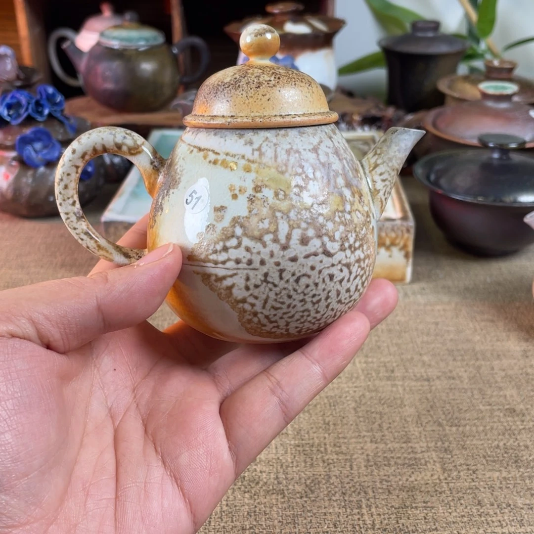 51中白壶。  瑕疵。