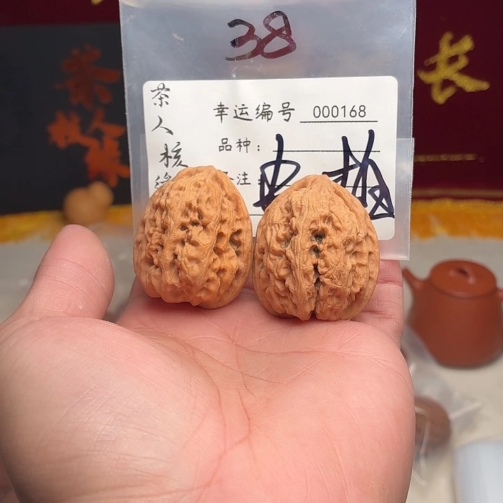 文玩核桃吊坠虫咬粗筋石头