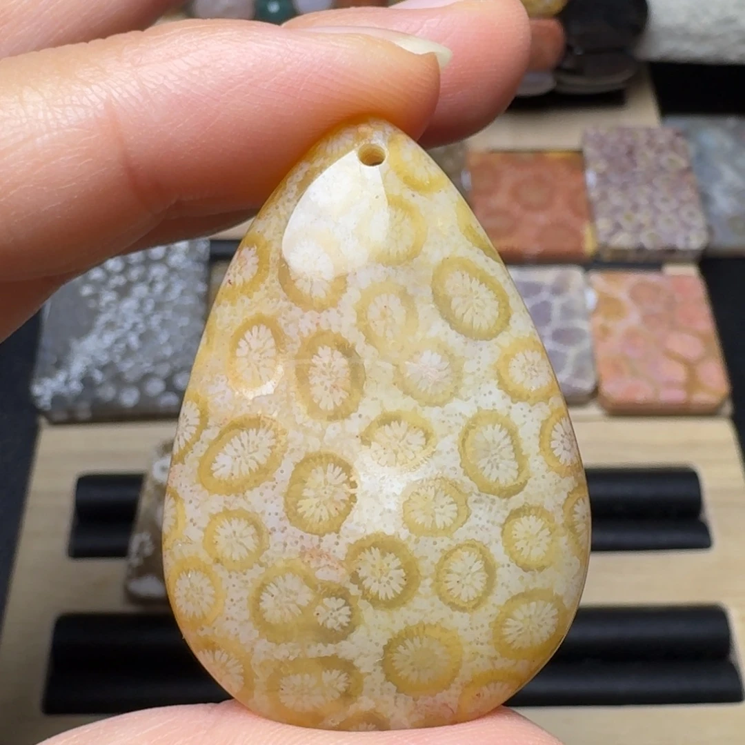 硅化玉未镶嵌玉透果冻，背面有个骨骼