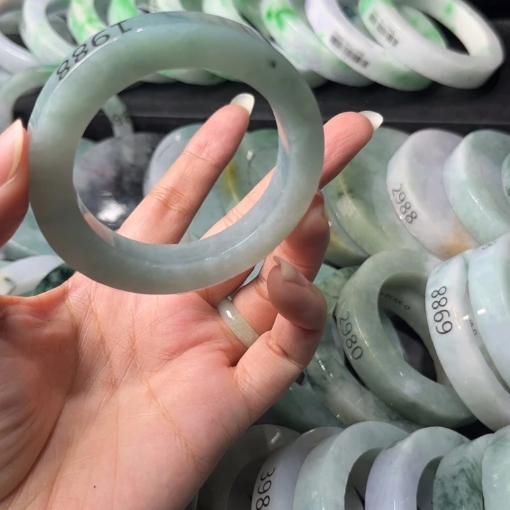 定制翡翠未镶嵌翡翠手镯