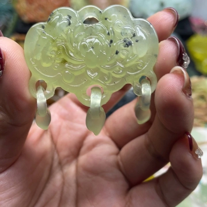 蛇纹石玉未镶嵌颈饰