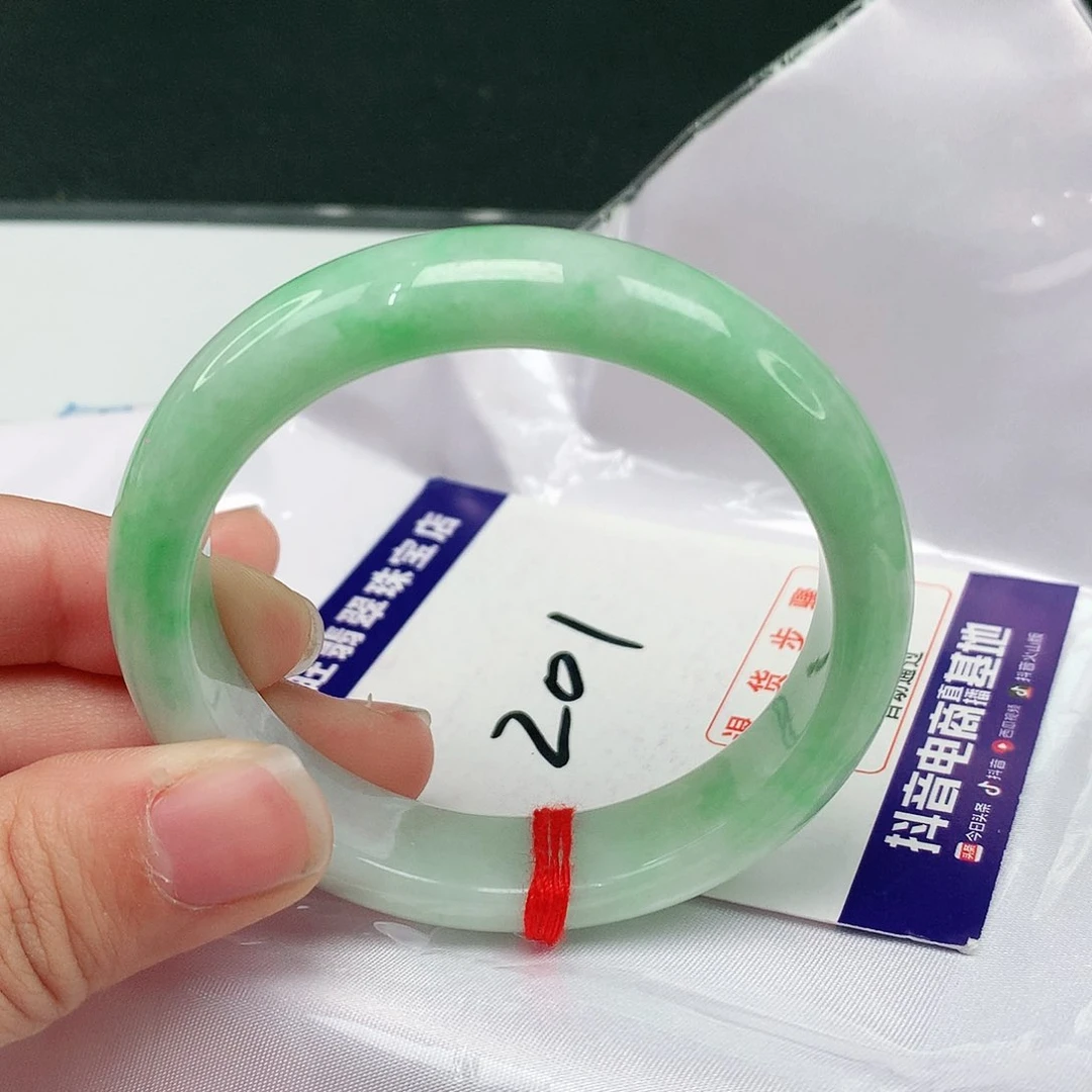 翡翠手镯未镶嵌翡翠