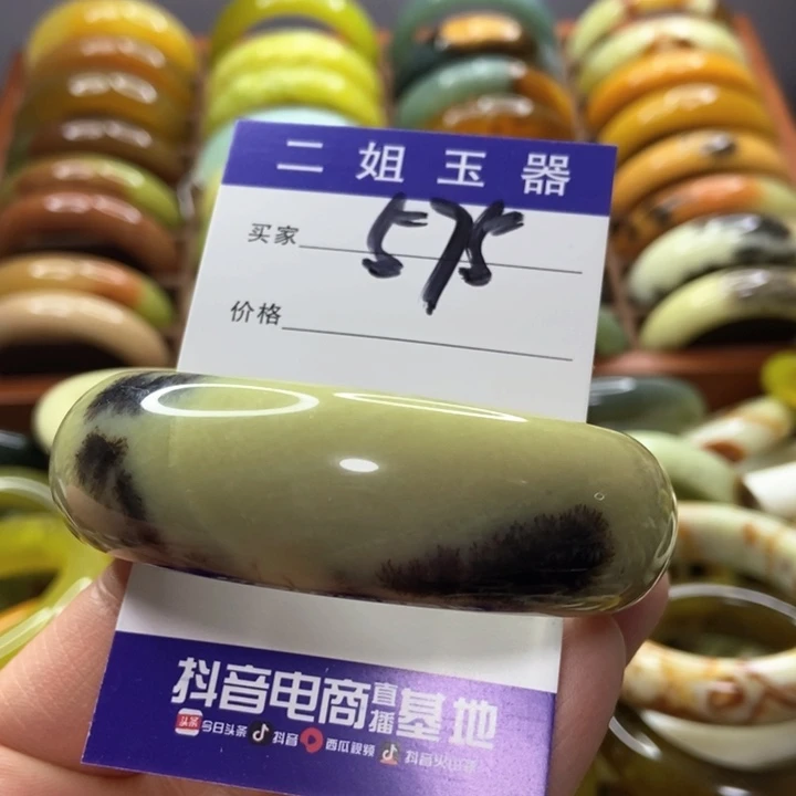 蛇纹石玉手镯未镶嵌小**?