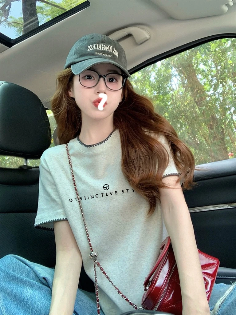 美式灰色正肩设计感新款夏季女款圆领t恤短袖显瘦撞色花边上衣ins