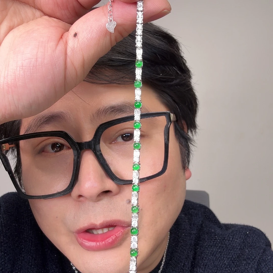 简***福翡翠未镶嵌颈饰一件