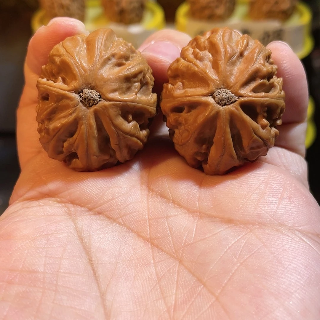 文玩核桃吊坠水晶皮质。龙珠