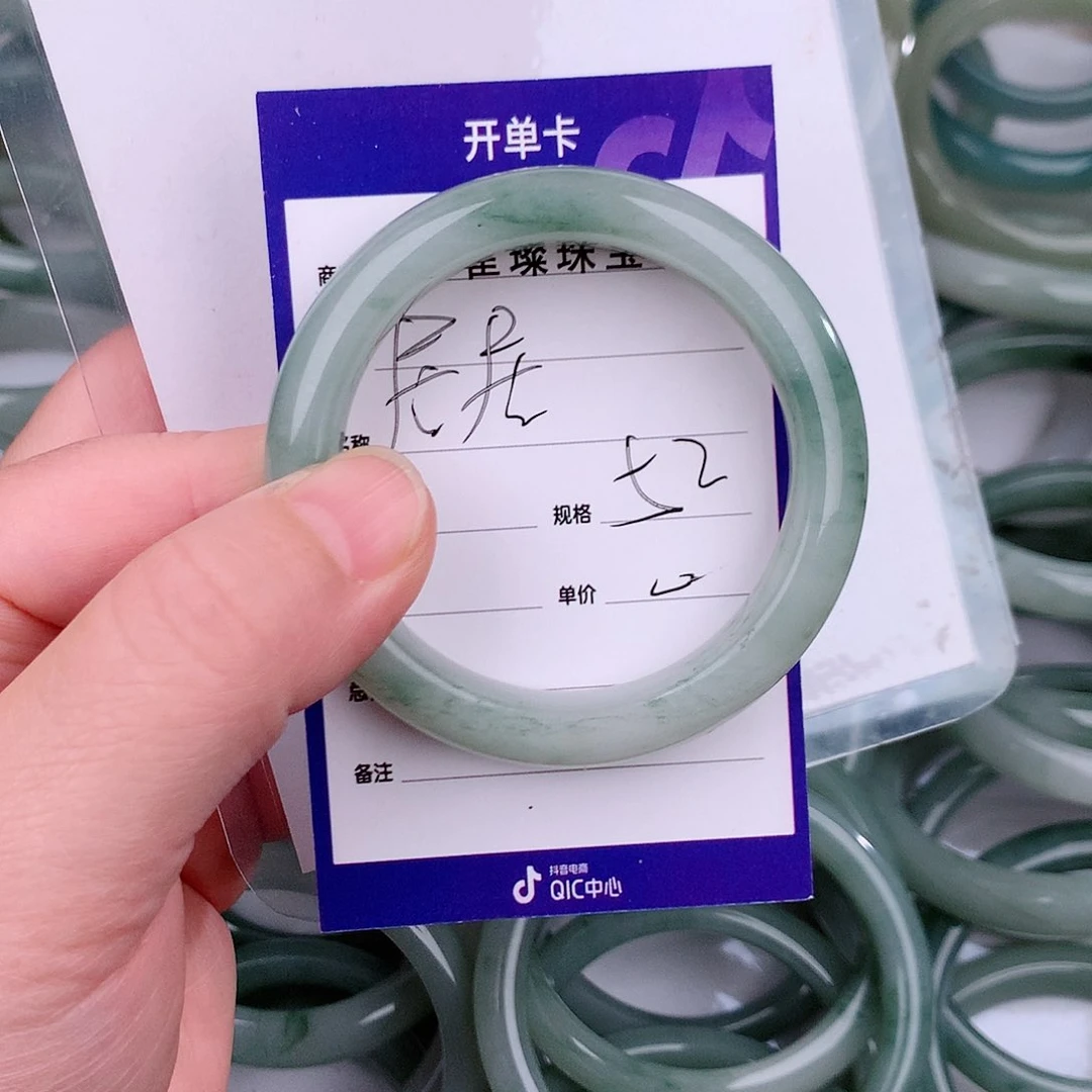 未镶嵌手镯石英质玉（金丝玉）居**?