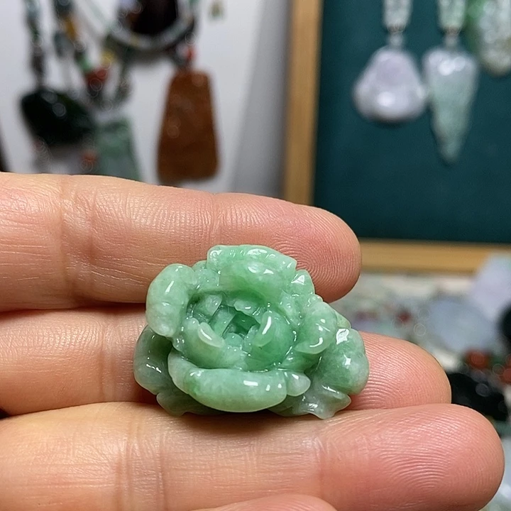 翡翠未镶嵌吊坠(赠链)