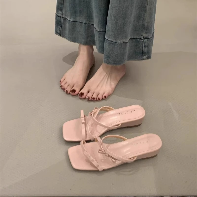 法式露趾凉拖鞋女2025夏新款粉色配裙子仙女风坡跟外穿沙滩凉拖鞋