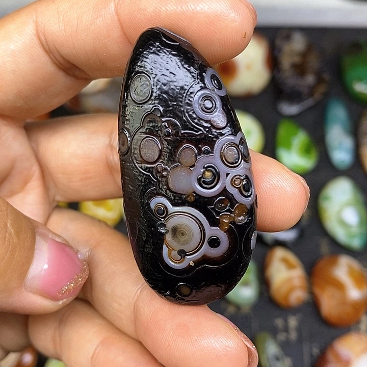 手把件俏色无孔花眼