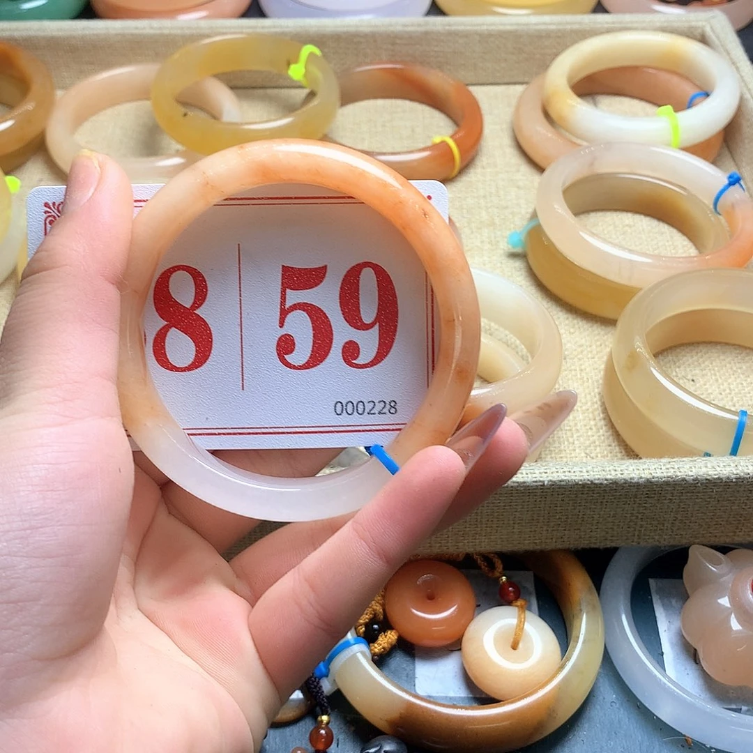 未镶嵌石英质玉（黄龙玉）手镯