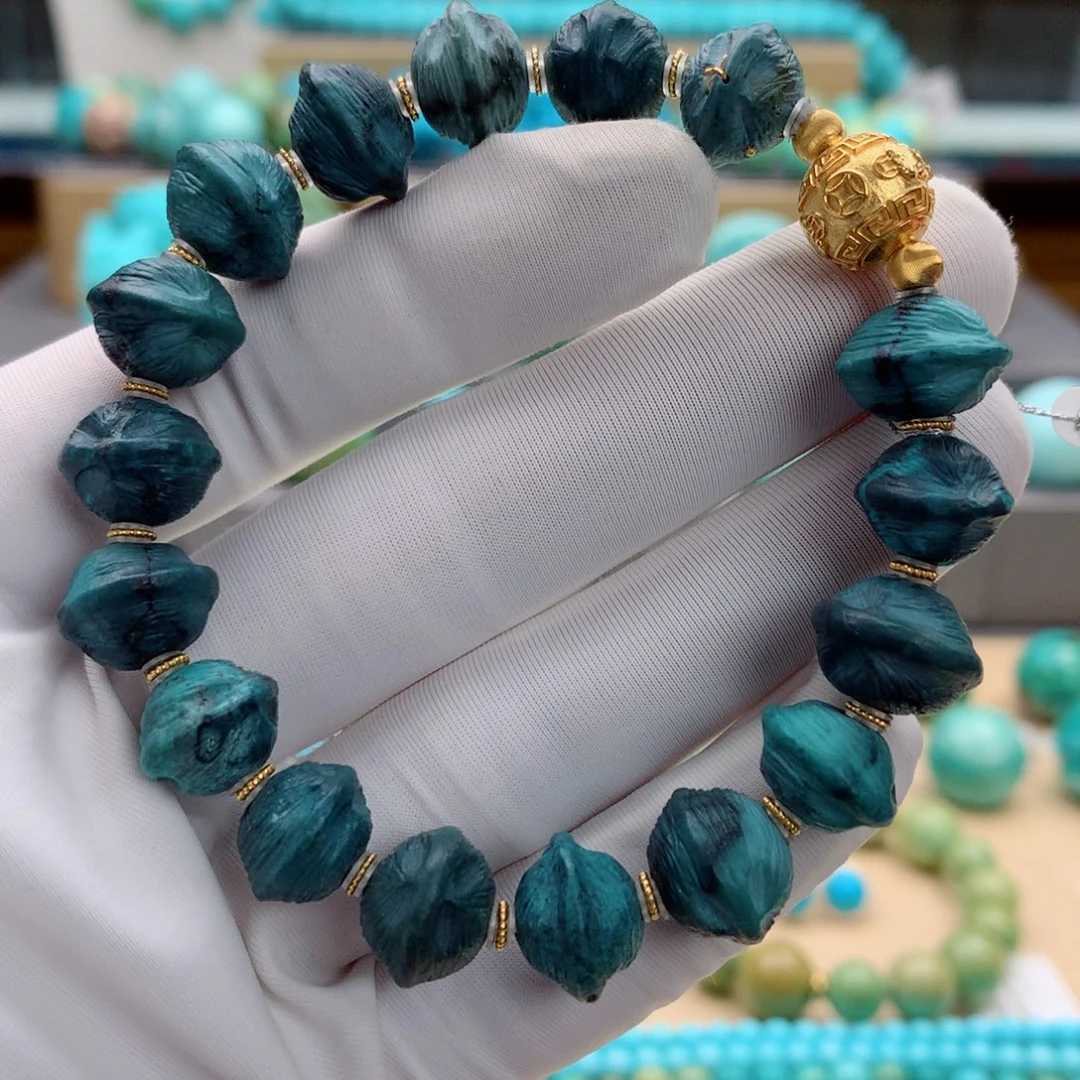 托***娅绿松石未镶嵌珠宝奇石