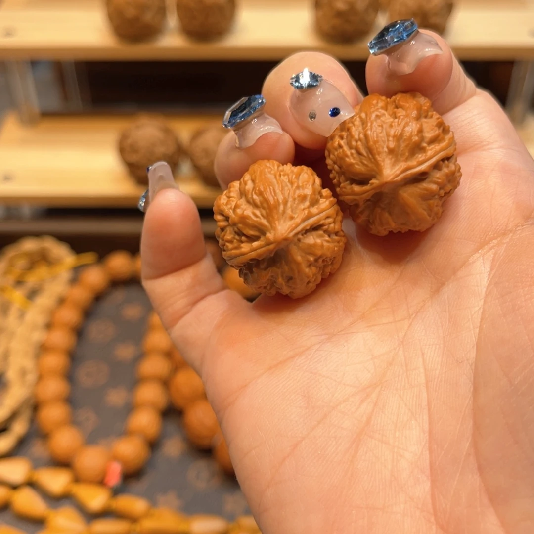 文玩核桃把件红皮珊瑚纹小八棱