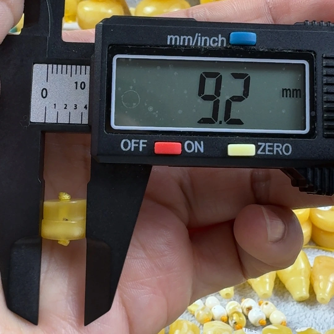 吉***喆蜜蜡未镶嵌裸石18杂