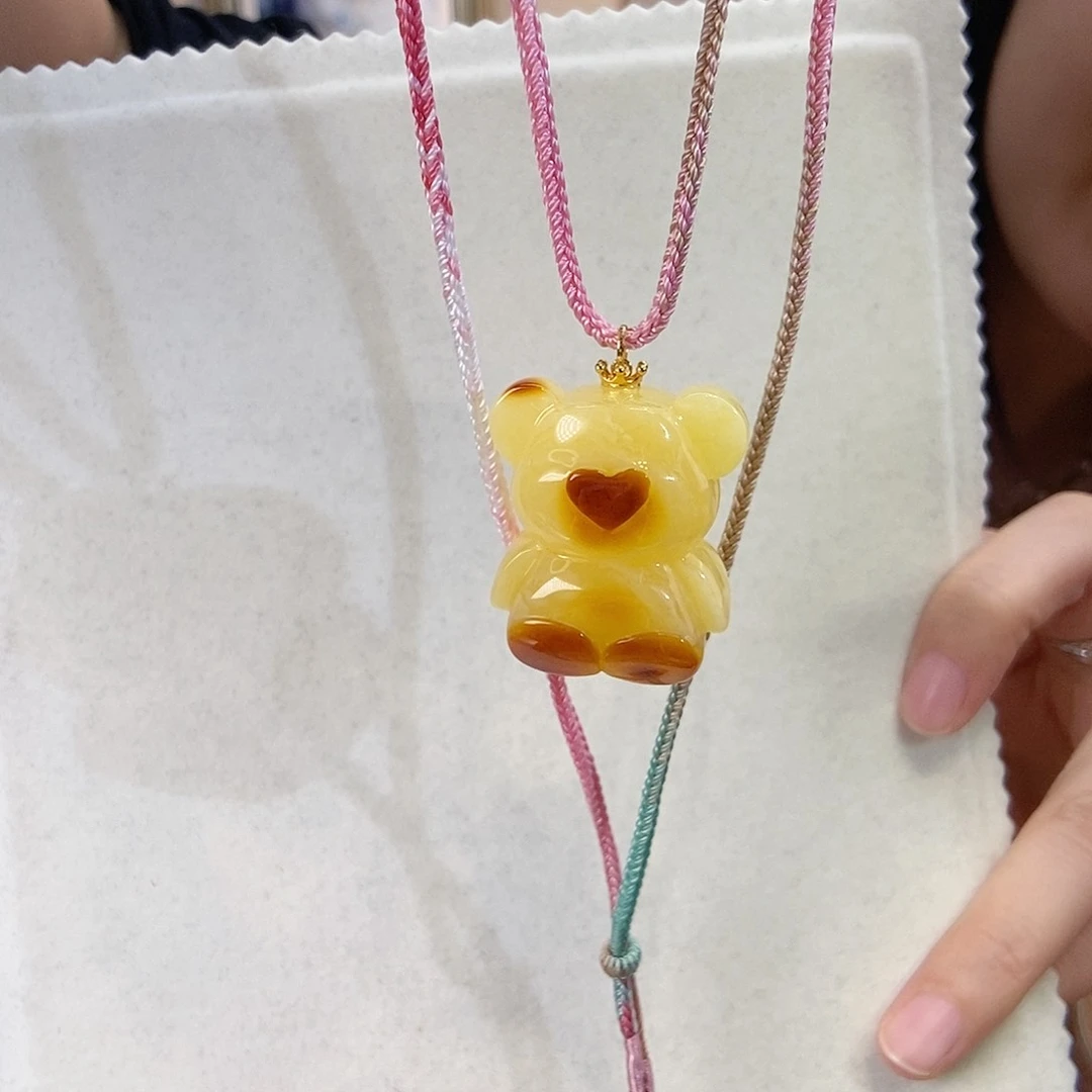 18K金镶嵌颈饰蜜蜡俏色小熊