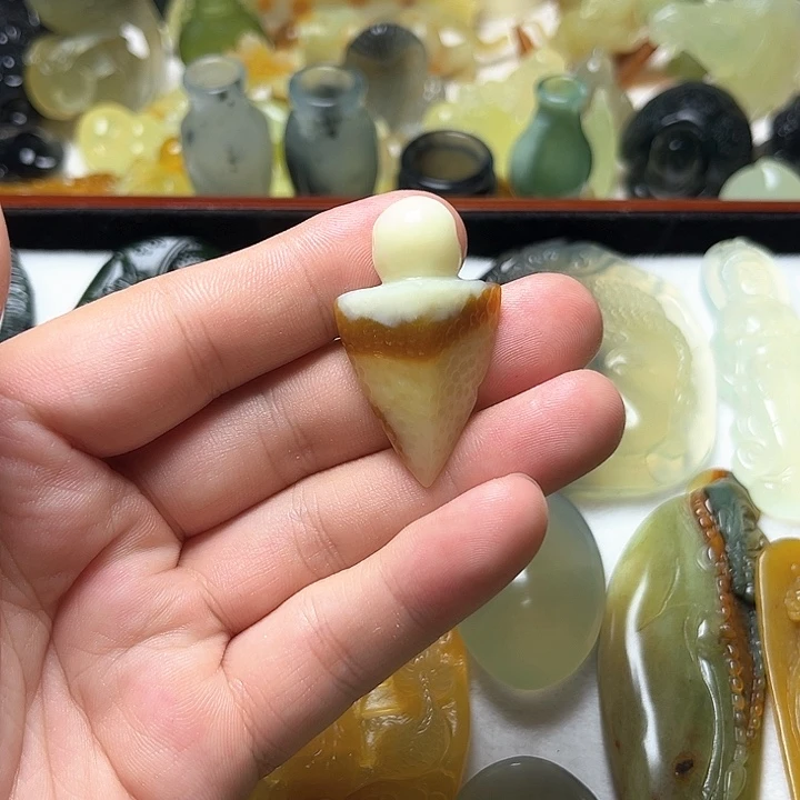 未镶嵌蛇纹石玉颈饰