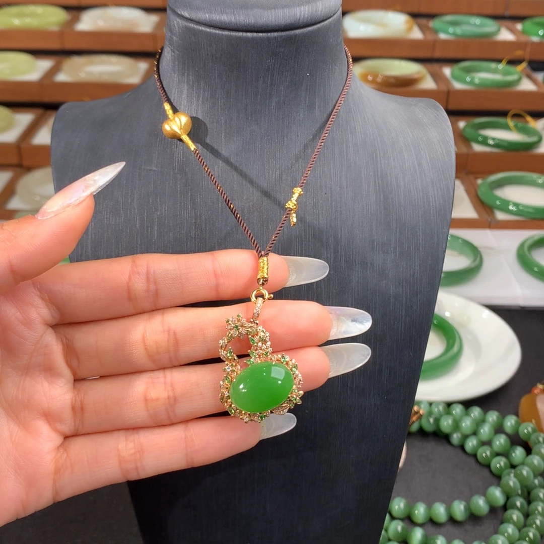 泡***芙和田玉未镶嵌颈饰苹果绿葫芦吊坠