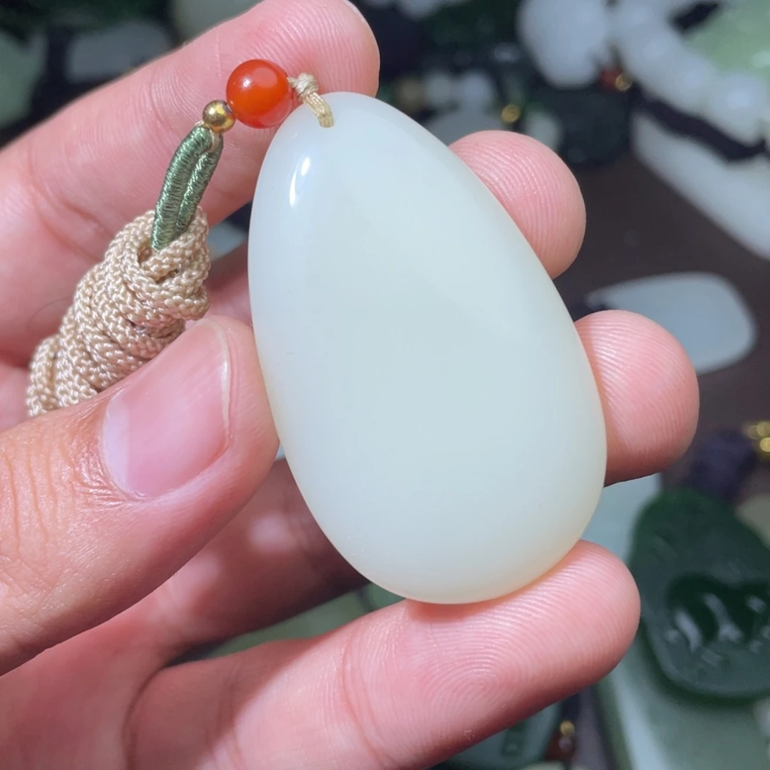 颈饰未镶嵌和田玉朴*。