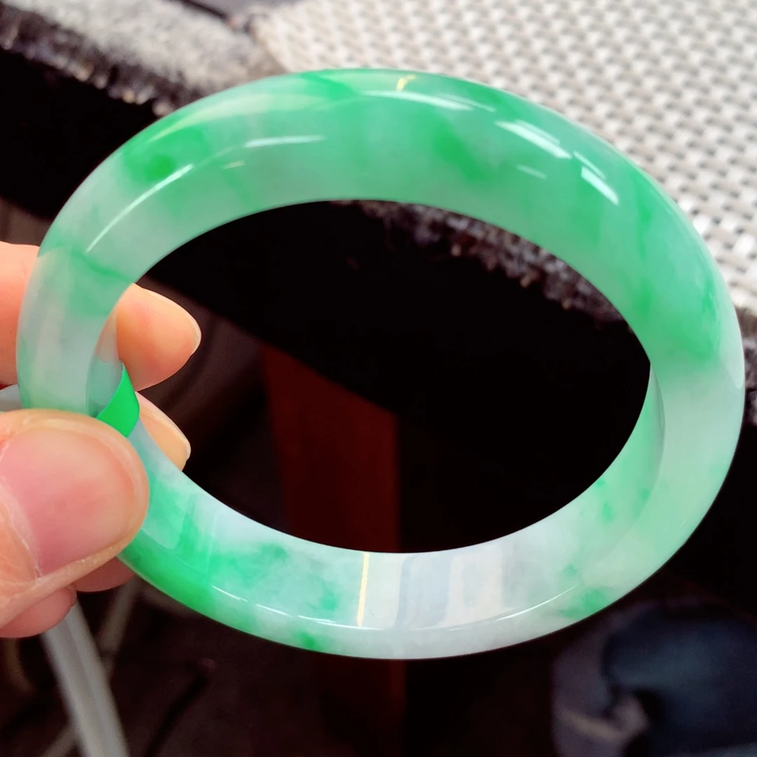 翡翠手镯未镶嵌缅甸