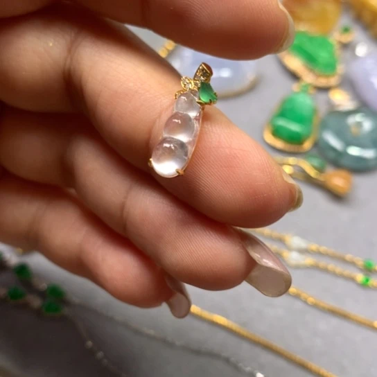 颈饰18K金镶嵌翡翠