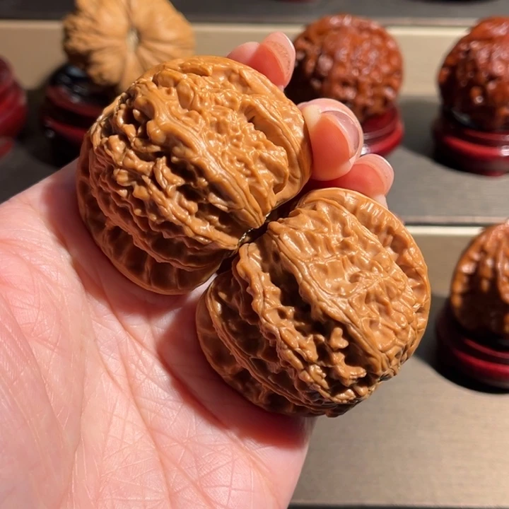 づ***见文玩核桃吊坠白狮子