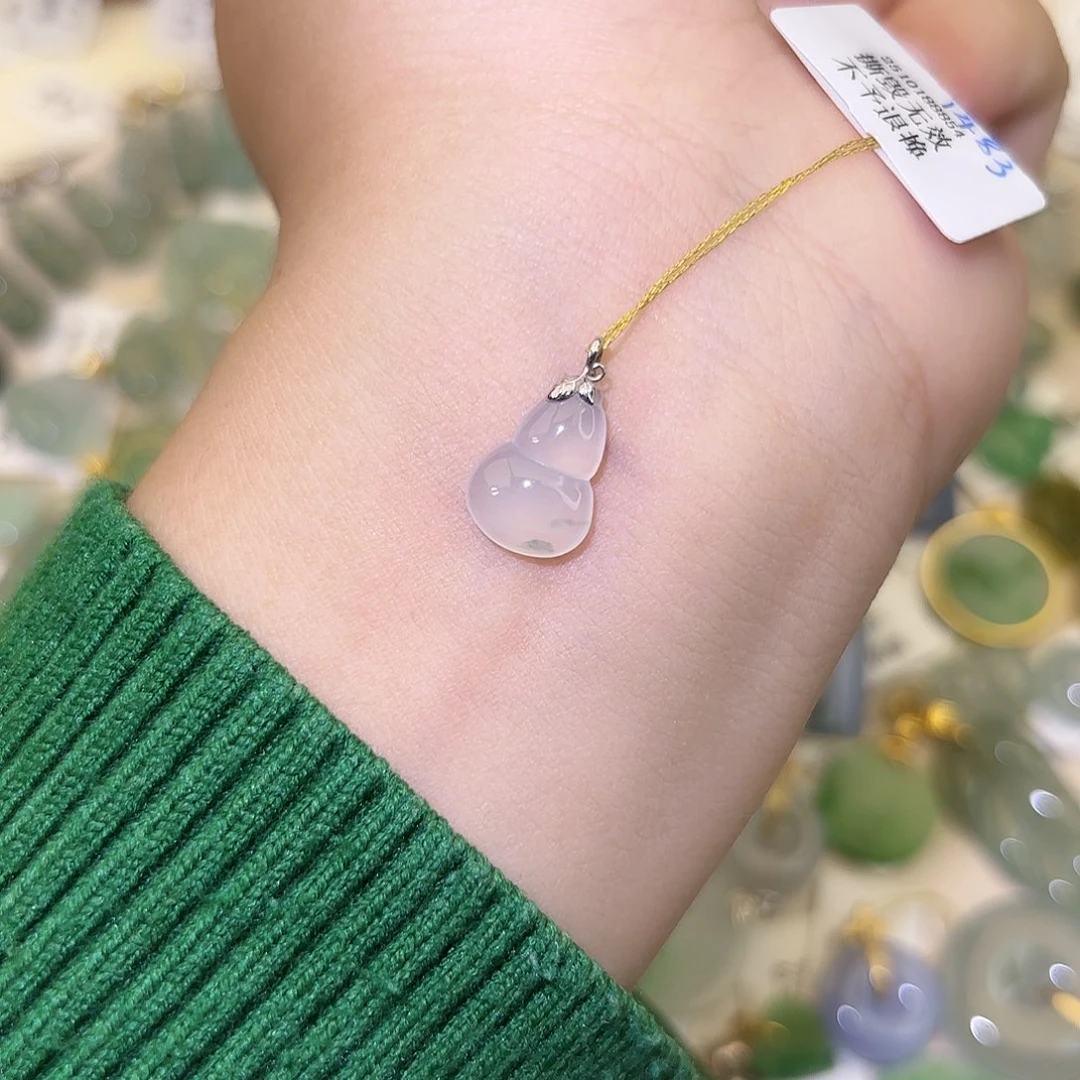 翡翠18K金镶嵌颈饰葫芦