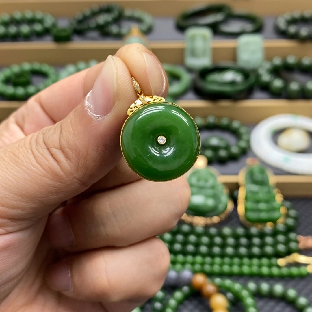 Z****和田玉（碧玉）18K金镶嵌颈饰