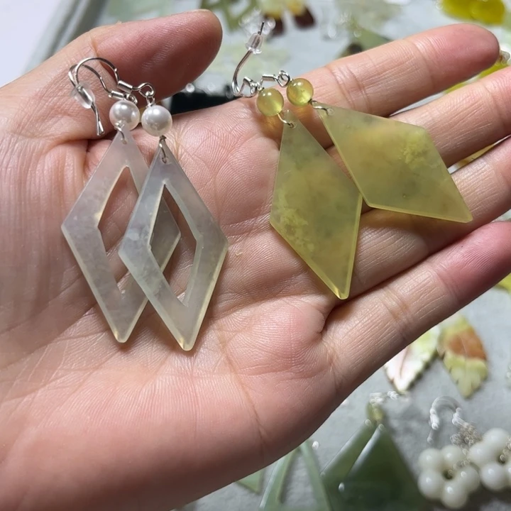 蛇纹石玉未镶嵌耳饰