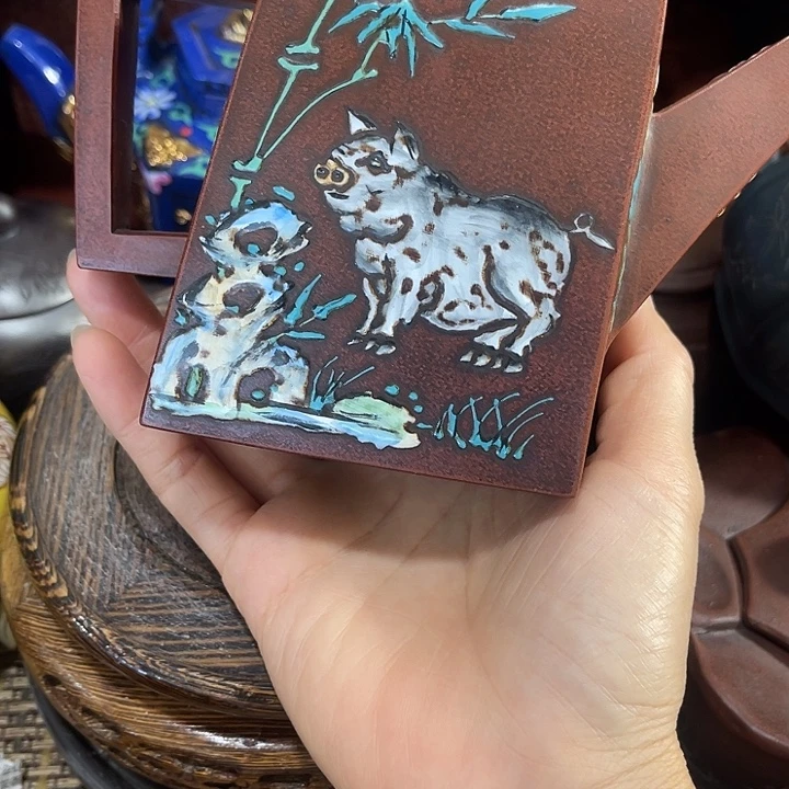 茶壶紫砂原矿泥料手工制作的一把紫砂壶。