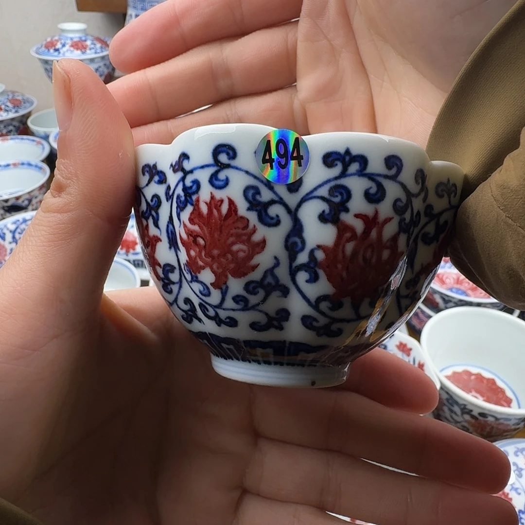 微瑕青花釉里红花口杯