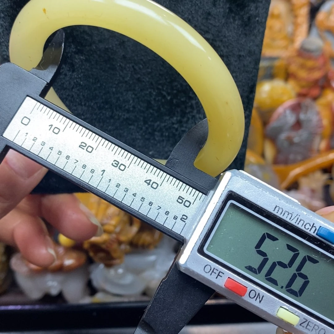 未镶嵌石英质玉（黄龙玉）颈饰