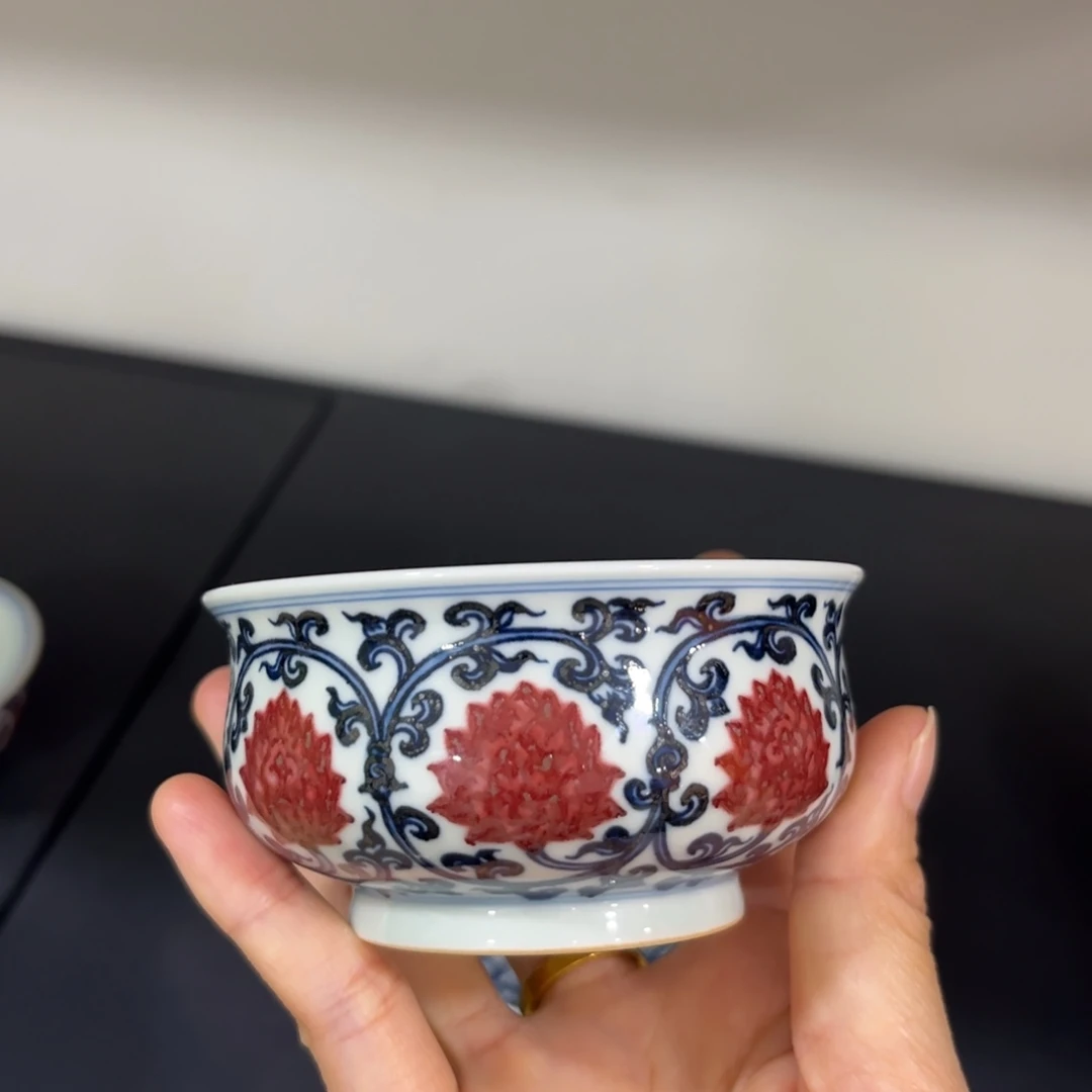 双钩线青花釉里红缠枝莲矮炉式杯