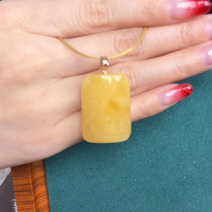蜜蜡颈饰18K金镶嵌吊坠