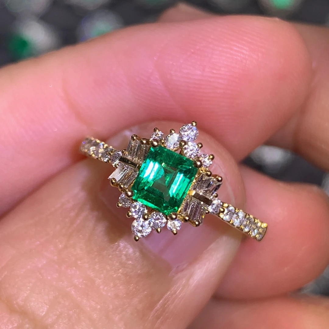 祖母绿戒指18K金镶嵌