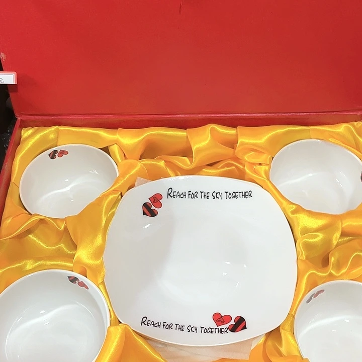 精品骨质瓷餐具。