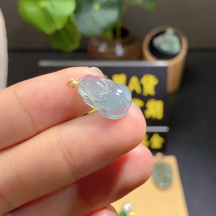 颈饰18K金镶嵌翡翠吊坠